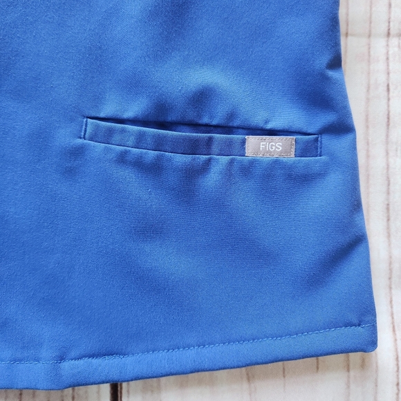 Figs "Casma Three Pocket Scrub Top" Denim Blue V-Neck FW1100 | Women's Size XS - Picture 4 of 13